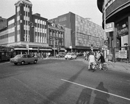 855230 Afbeelding van het verkeer op de hoek van het Vredenburg (voorgrond) en Lange Viestraat te Utrecht.